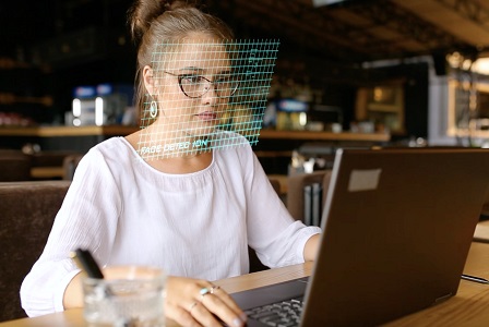 Junge Frau, die an einem Online-Assessment mit Gesichtserkennung teilnimmt.
