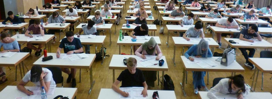 große Schulklasse macht den geva-test