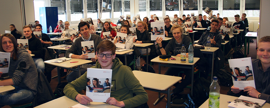 Schülerinnen und Schüler des Gymnasiums Wildeshausen mit geva-Testheften